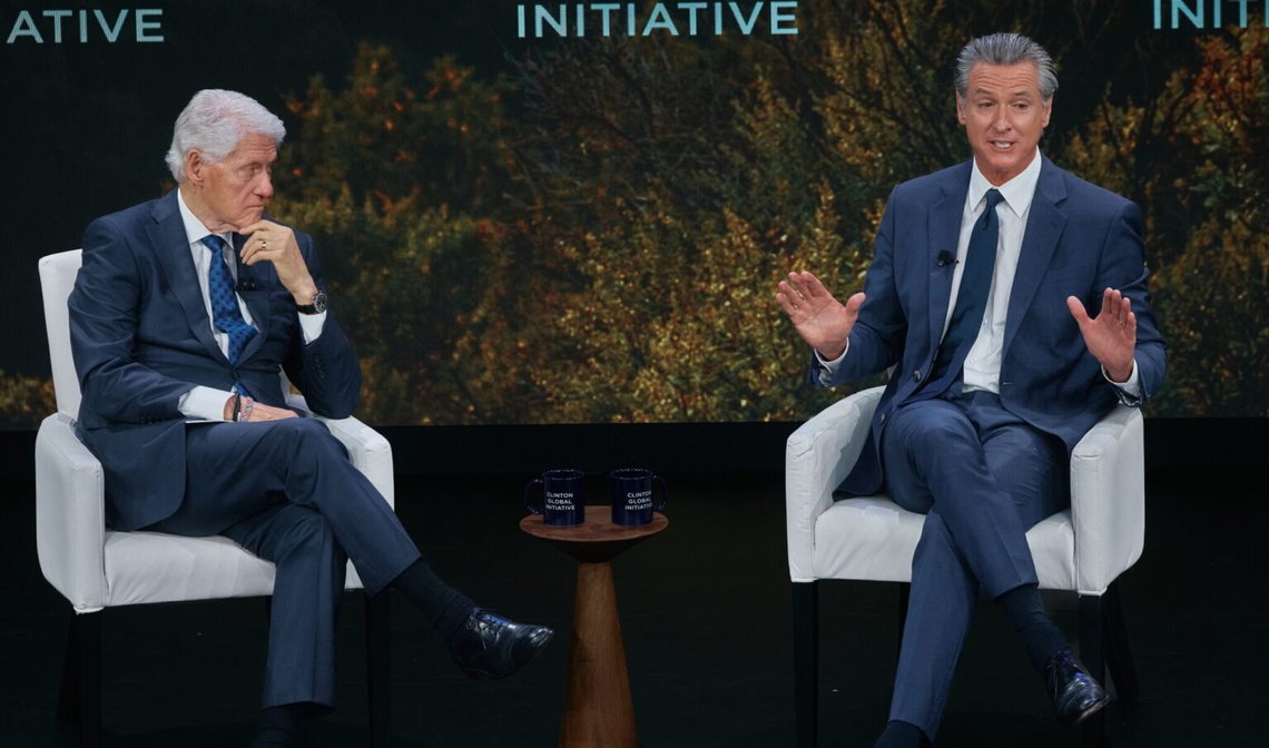 Kaliforniens guvernör Gavin Newsom och USA:s tidigare president Bill Clinton under Clinton Global Initiative i New York den 24 september 2025. Foto: Andres Kudacki / AP / NTB. Kaliforniens guvernör Gavin Newsom och USA:s tidigare president Bill Clinton under Clinton Global Initiative i New York den 24 september 2025. Foto: Andres Kudacki / AP / NTB.