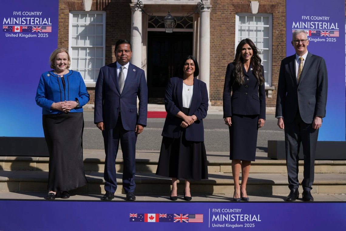 Nya Zeelands minister Judith Collins, Kanadas minister för allmän säkerhet Gary Anandasangaree, Storbritanniens inrikesminister Shabana Mahmood, USA:s minister för inrikes säkerhet Kristi Noem och Australiens inrikesminister Tony Burke deltar i ministermötet Five Eyes i London den 8 september 2025. Foto: Kin Cheung/AP/NTB Nya Zeelands minister Judith Collins, Kanadas minister för allmän säkerhet Gary Anandasangaree, Storbritanniens inrikesminister Shabana Mahmood, USA:s minister för inrikes säkerhet Kristi Noem och Australiens inrikesminister Tony Burke deltar i ministermötet Five Eyes i London den 8 september 2025. Foto: Kin Cheung/AP/NTB