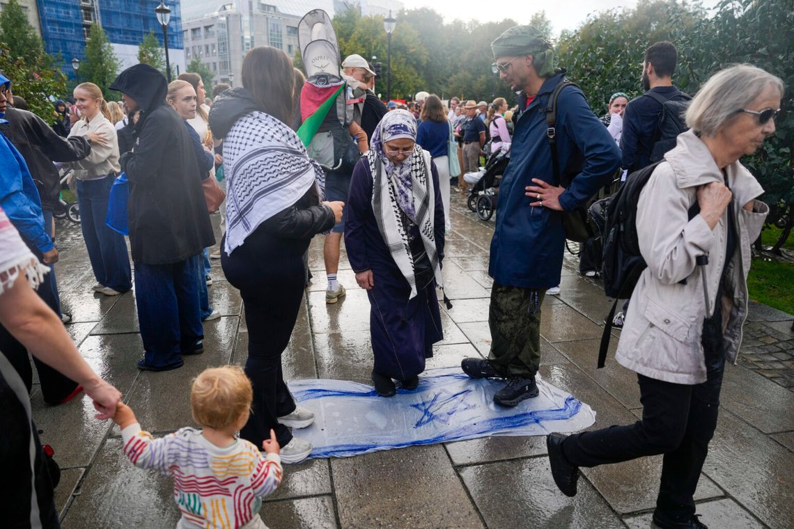 Oslo 20250830. Demonstranter samlas på Grønlands torg i Oslo för en nationell demonstration mot Israels agerande och Norges brist på ingripande, följt av en demonstrationsmarsch till Eidsvolls plass. Foto: Javad Parsa / NTB Oslo 20250830. Demonstranter samlas på Grønlands torg i Oslo för en nationell demonstration mot Israels agerande och Norges brist på ingripande, följt av en demonstrationsmarsch till Eidsvolls plass. Foto: Javad Parsa / NTB