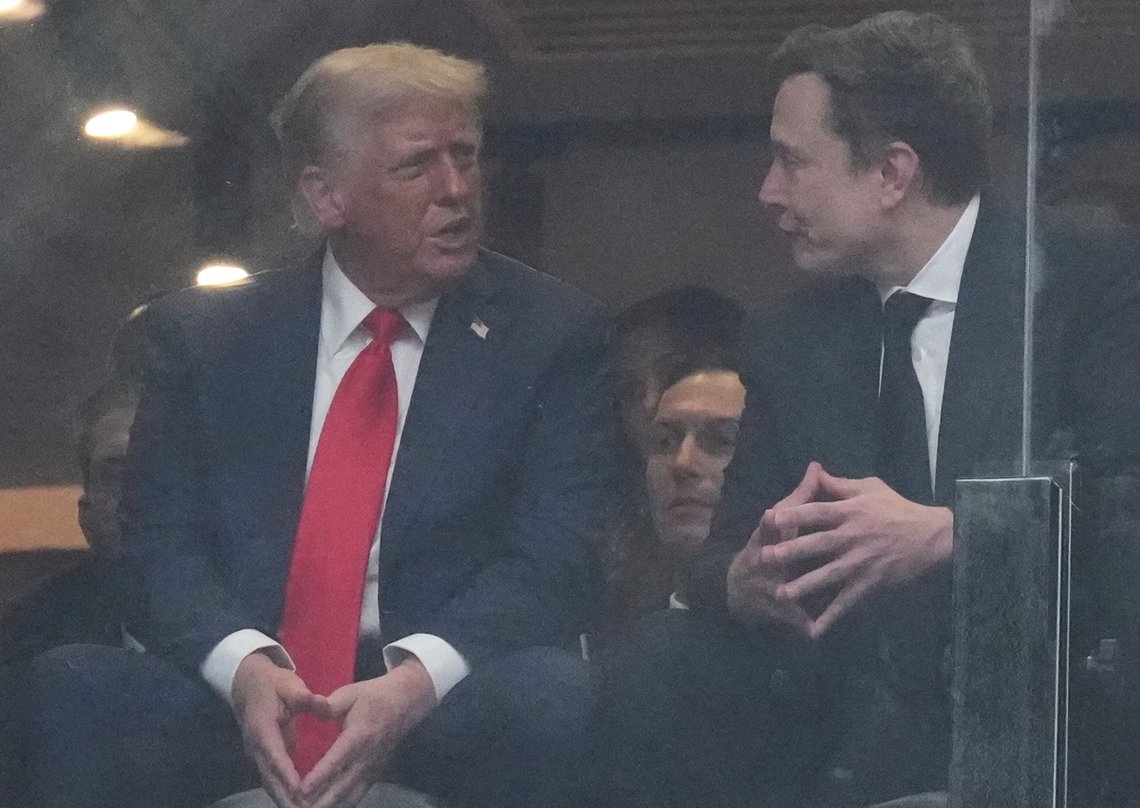 President Donald Trump, vänster, och Elon Musk samtalar under en minnesceremoni för Charlie Kirk, söndagen den 21 september 2025, på State Farm Stadium i Glendale, Arizona. Foto: Ross D. Franklin/AP Photo President Donald Trump, vänster, och Elon Musk samtalar under en minnesceremoni för Charlie Kirk, söndagen den 21 september 2025, på State Farm Stadium i Glendale, Arizona. Foto: Ross D. Franklin/AP Photo