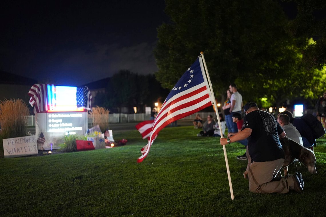 Brian Colton håller en flagga vid en växande minnesstund för Charlie Kirk utanför Timpanogos Regional Hospital efter att Kirk sköts till döds onsdagen den 10 september 2025 i Orem, Utah. Foto: Lindsey Wasson/AP Photo Brian Colton håller en flagga vid en växande minnesstund för Charlie Kirk utanför Timpanogos Regional Hospital efter att Kirk sköts till döds onsdagen den 10 september 2025 i Orem, Utah. Foto: Lindsey Wasson/AP Photo