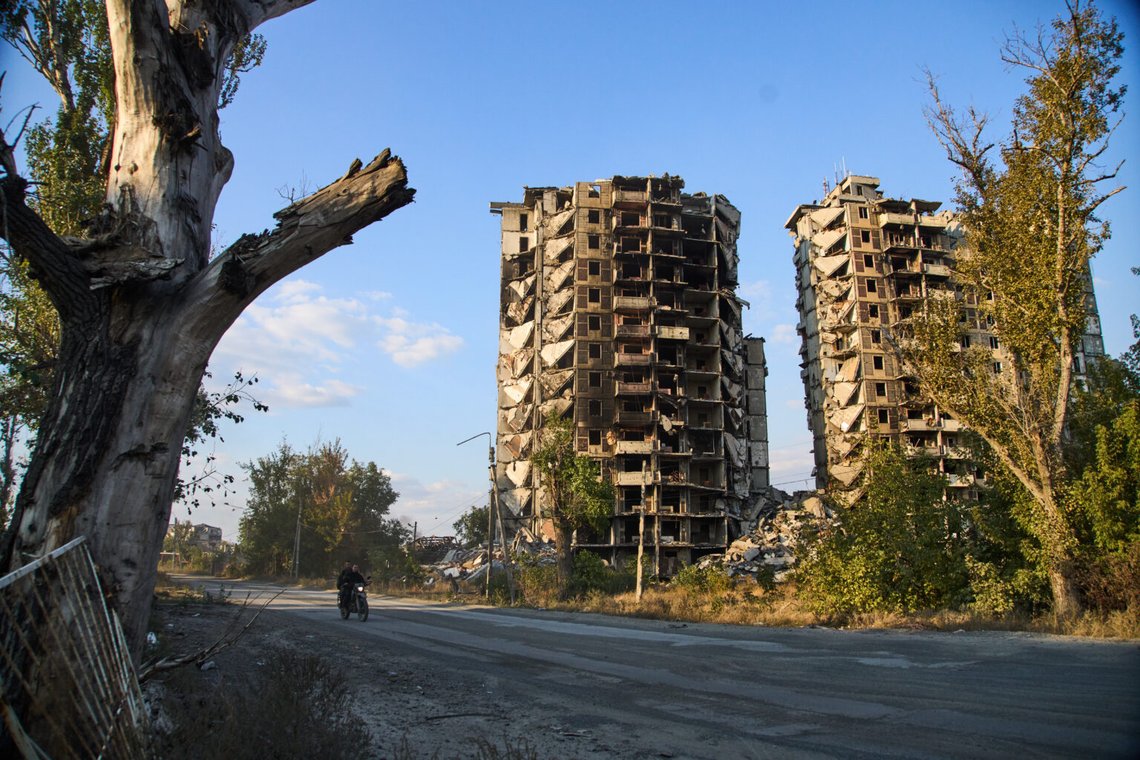 En vy över två lägenhetsbyggnader som skadats under strider mellan ryska och ukrainska väpnade styrkor i den ryskkontrollerade staden Avdiivka i Donetsk-regionen, Ukraina, lördagen den 27 september 2025. Foto: AP Photo En vy över två lägenhetsbyggnader som skadats under strider mellan ryska och ukrainska väpnade styrkor i den ryskkontrollerade staden Avdiivka i Donetsk-regionen, Ukraina, lördagen den 27 september 2025. Foto: AP Photo