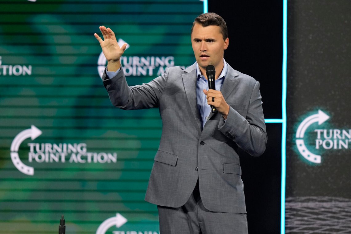 Charlie Kirk vid ett evenemang i West Palm Beach sommaren 2024. Han sköts i onsdags i staden Orem, Utah. Foto: Lynne Sladky / AP / NTB Charlie Kirk vid ett evenemang i West Palm Beach sommaren 2024. Han sköts i onsdags i staden Orem, Utah. Foto: Lynne Sladky / AP / NTB