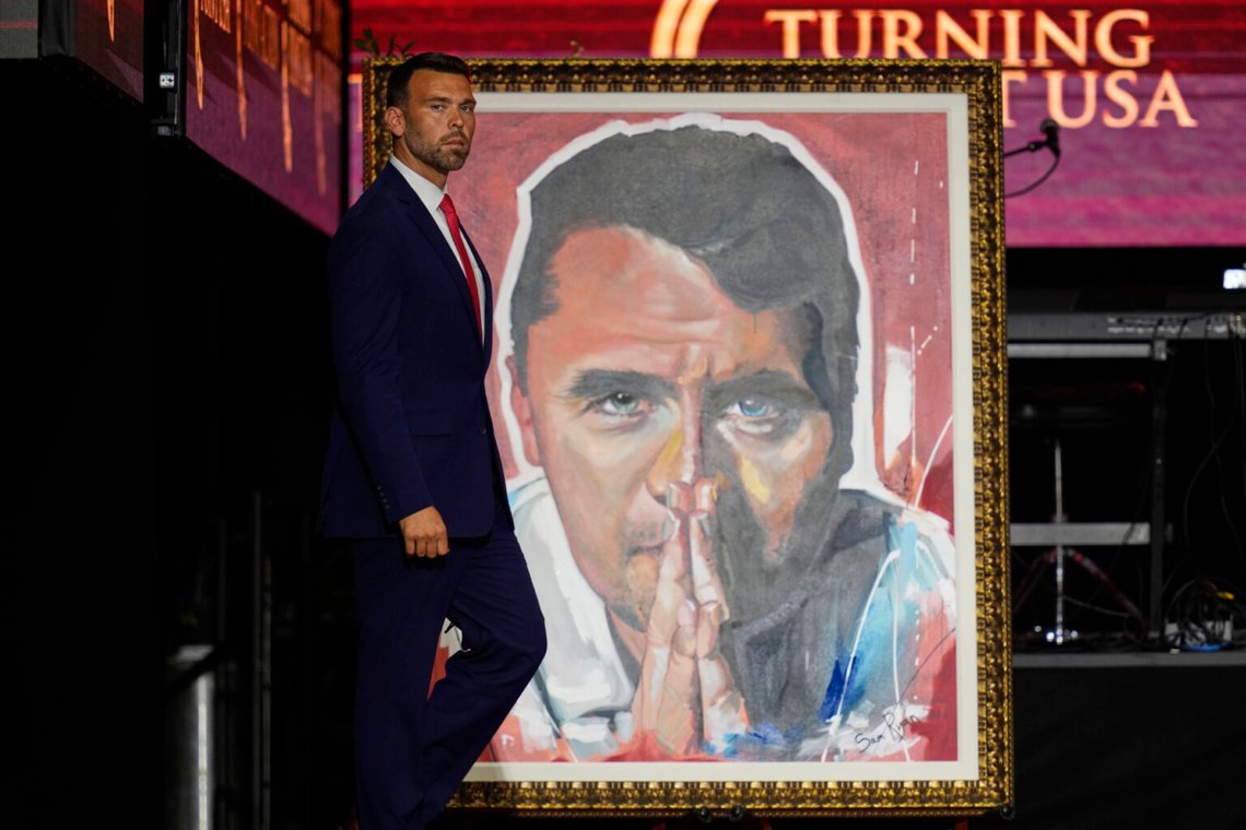 Jack Posobiec anländer till scenen för att tala vid en minnesstund för den konservative aktivisten Charlie Kirk, söndagen den 21 september 2025, på State Farm Stadium i Glendale, Arizona. Foto: John Locher/AP Photo Jack Posobiec anländer till scenen för att tala vid en minnesstund för den konservative aktivisten Charlie Kirk, söndagen den 21 september 2025, på State Farm Stadium i Glendale, Arizona. Foto: John Locher/AP Photo