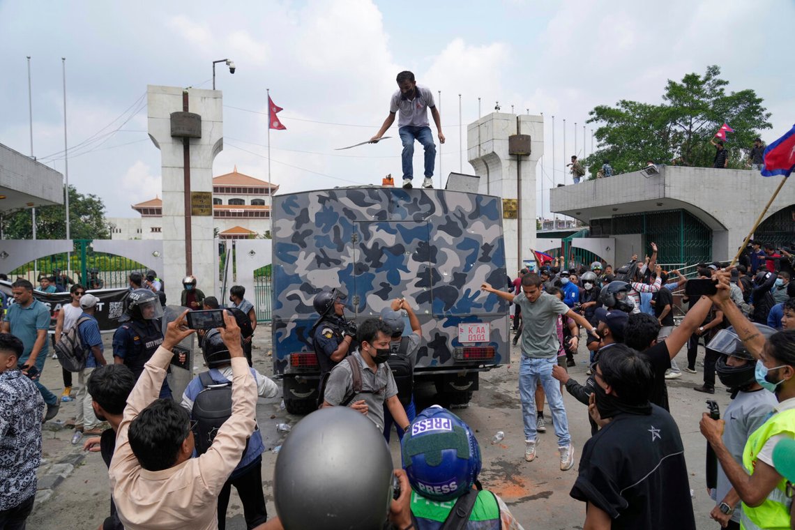 Demonstranter omringar ett polispansarfordon under sammandrabbningar utanför parlamentsbyggnaden i Katmandu, Nepal, måndagen den 8 september 2025. Foto: Niranjan Shrestha/AP Photo Demonstranter omringar ett polispansarfordon under sammandrabbningar utanför parlamentsbyggnaden i Katmandu, Nepal, måndagen den 8 september 2025. Foto: Niranjan Shrestha/AP Photo