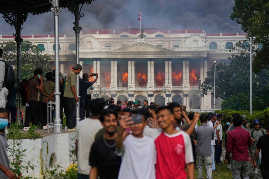 Demonstranter tar selfies och firar vid Singha Durbar, säte för Nepals regerings olika ministerier och kontor, efter att det satts i brand under en demonstration mot förbudet mot sociala medier och korruption i Katmandu, Nepal, tisdagen den 9 september 2025. Foto: Niranjan Shrestha/ AP/ NTB Demonstranter tar selfies och firar vid Singha Durbar, säte för Nepals regerings olika ministerier och kontor, efter att det satts i brand under en demonstration mot förbudet mot sociala medier och korruption i Katmandu, Nepal, tisdagen den 9 september 2025. Foto: Niranjan Shrestha/ AP/ NTB