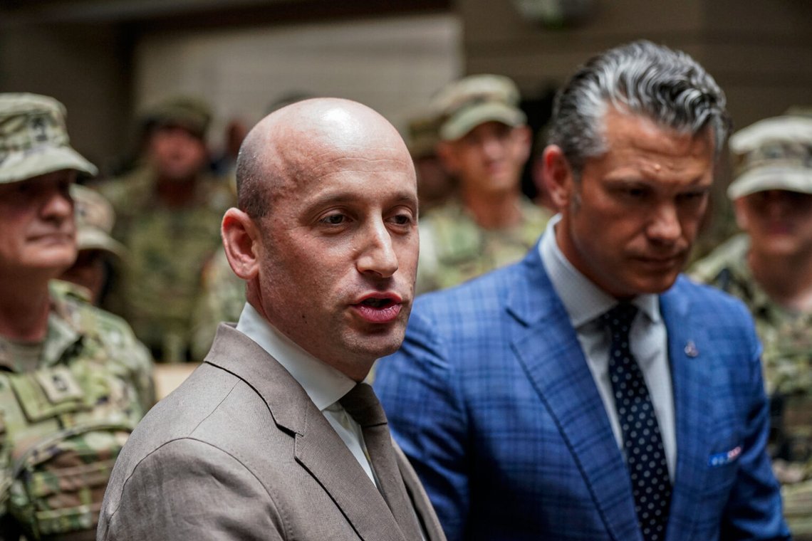 Vita husets biträdande stabschef Stephen Miller talar, medan försvarsminister Pete Hegseth lyssnar under ett besök för att hälsa på medlemmar av nationalgardet, på Union Station i Washington, onsdagen den 20 augusti 2025. Foto: Al Drago/Pool via AP Vita husets biträdande stabschef Stephen Miller talar, medan försvarsminister Pete Hegseth lyssnar under ett besök för att hälsa på medlemmar av nationalgardet, på Union Station i Washington, onsdagen den 20 augusti 2025. Foto: Al Drago/Pool via AP