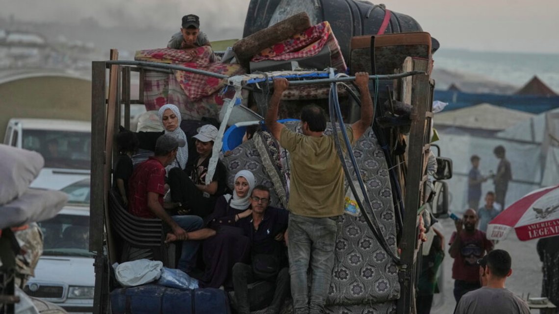 Fördrivna palestinier som flyr norra Gazaremsan rör sig med sina tillhörigheter längs vägen vid havet i Gaza stad den 1 september 2025. Foto: Jehad Alshrafi / AP / NTB. Fördrivna palestinier som flyr norra Gazaremsan rör sig med sina tillhörigheter längs vägen vid havet i Gaza stad den 1 september 2025. Foto: Jehad Alshrafi / AP / NTB.