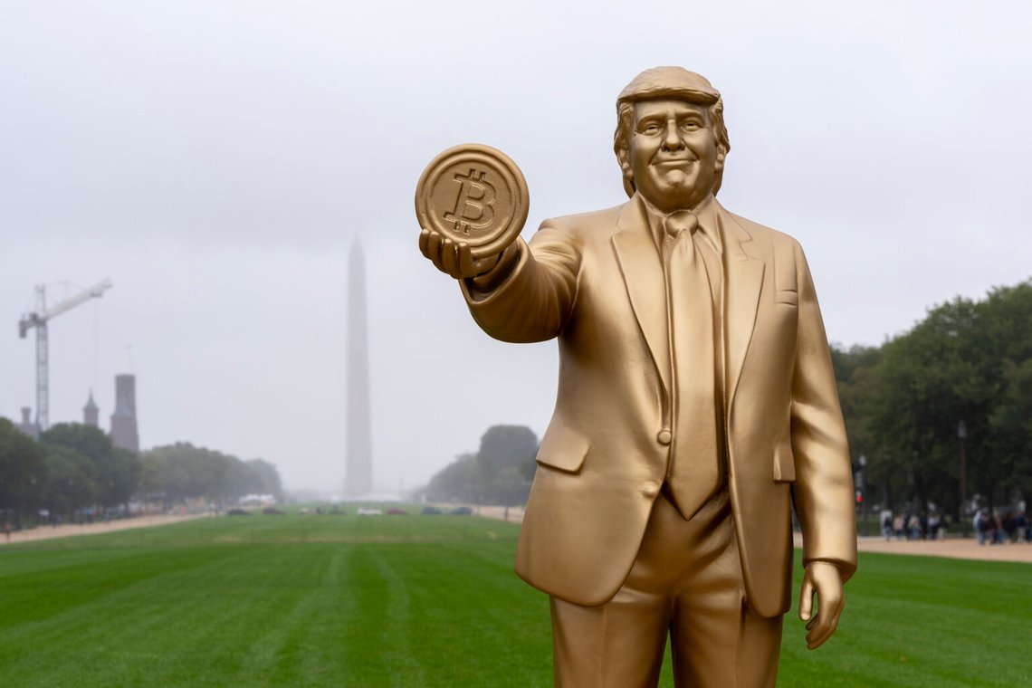 En staty av president Donald Trump som håller en bitcoin som ett erkännande av sitt stöd för kryptovaluta visas på National Mall med Washingtonmonumentet bakom, onsdagen den 17 september 2025, i Washington. Foto: Alex Brandon/AP Photo En staty av president Donald Trump som håller en bitcoin som ett erkännande av sitt stöd för kryptovaluta visas på National Mall med Washingtonmonumentet bakom, onsdagen den 17 september 2025, i Washington. Foto: Alex Brandon/AP Photo