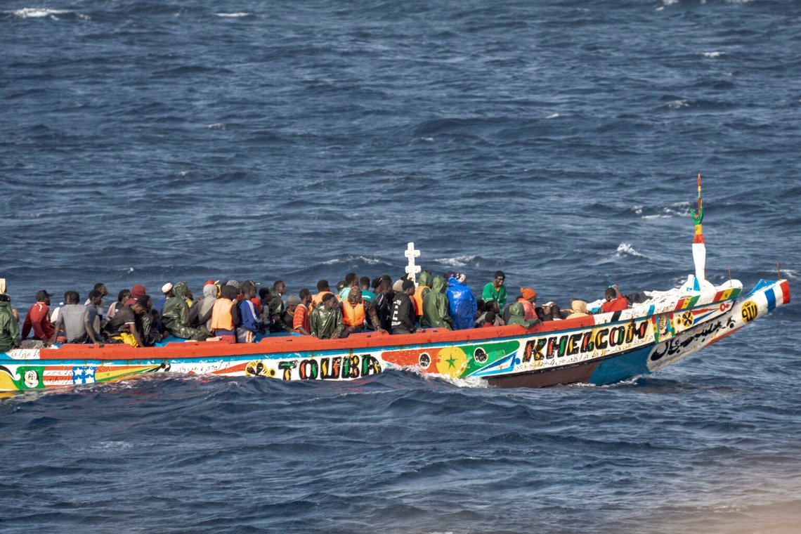 Migranter trängs ihop i en träbåt när de seglar till hamnen i La Restinga på Kanarieön El Hierro, Spanien, 19 augusti 2024. Foto: Maria Ximena, AP-NTB. Migranter trängs ihop i en träbåt när de seglar till hamnen i La Restinga på Kanarieön El Hierro, Spanien, 19 augusti 2024. Foto: Maria Ximena, AP-NTB.