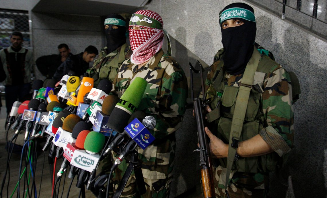 Abu Obeida, i mitten, talesperson för Qassambrigaderna, Hamas militära gren, håller en presskonferens i Gaza stad, 26 mars 2010. Foto: Hatem Moussa/AP Photo Abu Obeida, i mitten, talesperson för Qassambrigaderna, Hamas militära gren, håller en presskonferens i Gaza stad, 26 mars 2010. Foto: Hatem Moussa/AP Photo