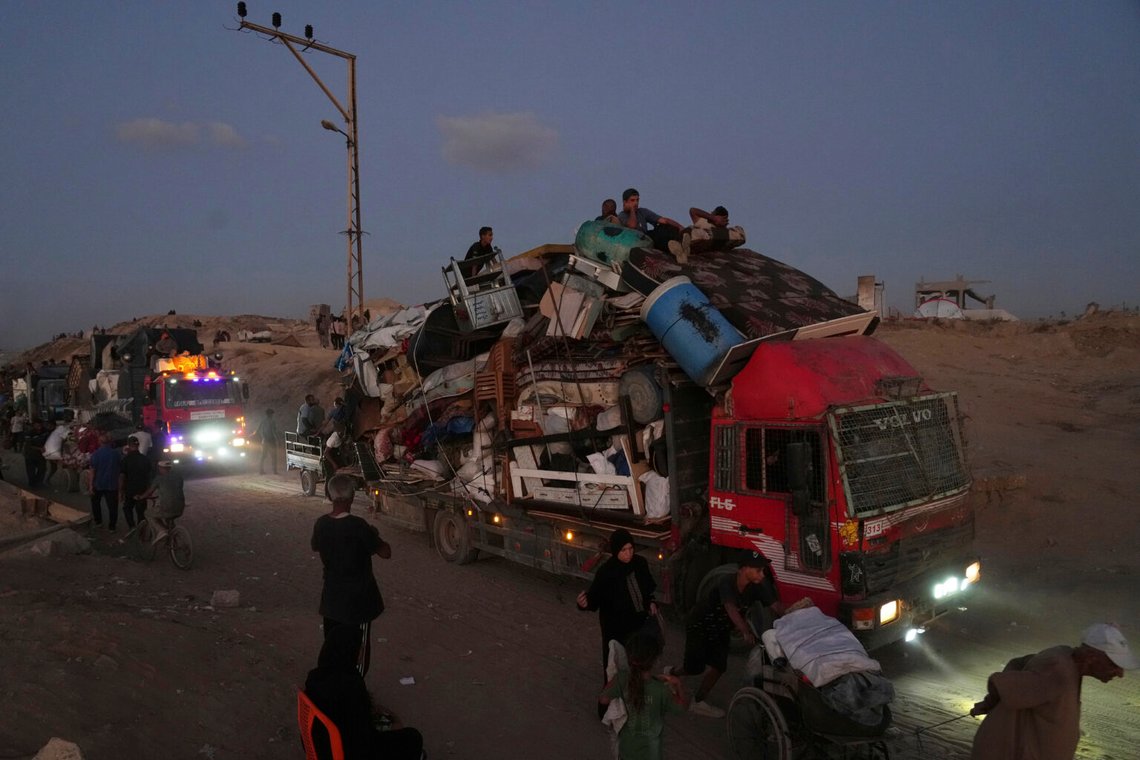 Människor evakuerar Gaza stad till fots eller i fordon lastade med tillhörigheter den 19 september 2025. Foto: Abdel Kareem Hana / AP / NTB. Människor evakuerar Gaza stad till fots eller i fordon lastade med tillhörigheter den 19 september 2025. Foto: Abdel Kareem Hana / AP / NTB.