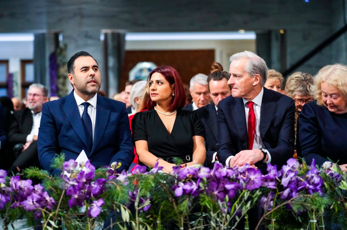 Oslo 20231210. Statsminister Jonas Gahr Støre (.t.) och Masud Gharahkhani anländer till Oslos rådhus före utdelningen av Nobels fredspris för 2023 i Oslos rådhus på söndagen. Ali, Kiana och Taghi Rahmani tar emot Nobels fredspris på uppdrag av sin mor Narges Mohammadi som sitter fängslad i Iran. Foto: Javad Parsa / POOL / NTB Oslo 20231210. Statsminister Jonas Gahr Støre (.t.) och Masud Gharahkhani anländer till Oslos rådhus före utdelningen av Nobels fredspris för 2023 i Oslos rådhus på söndagen. Ali, Kiana och Taghi Rahmani tar emot Nobels fredspris på uppdrag av sin mor Narges Mohammadi som sitter fängslad i Iran. Foto: Javad Parsa / POOL / NTB