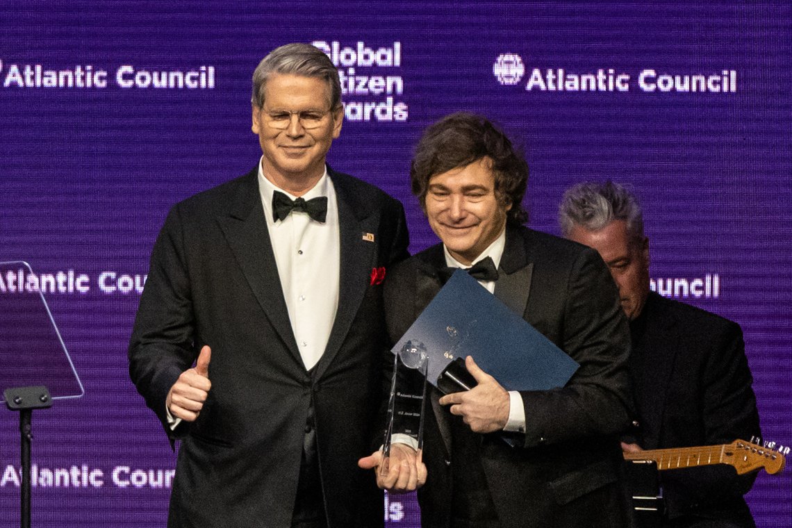 USA:s finansminister Scott Bessent delar ut ett pris till Argentinas president Javier Miel under Global Citizen Awards-ceremonin onsdagen den 24 september 2025 i New York. Foto: Stefan Jeremiah/ AP/ NTB USA:s finansminister Scott Bessent delar ut ett pris till Argentinas president Javier Miel under Global Citizen Awards-ceremonin onsdagen den 24 september 2025 i New York. Foto: Stefan Jeremiah/ AP/ NTB