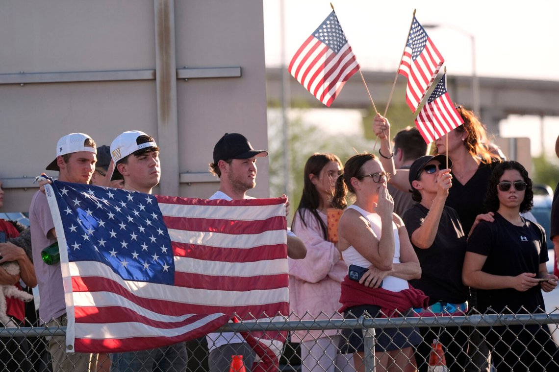 Människor tittar på en likbil som bär Charlie Kirks kista efter att den anlänt till Phoenix Sky Harbor International Airport ombord på Air Force Two den 11 september 2025. Kirk bodde med sin familj i Arizonas huvudstad. Foto: Ross D. Franklin / AP / NTB. Människor tittar på en likbil som bär Charlie Kirks kista efter att den anlänt till Phoenix Sky Harbor International Airport ombord på Air Force Two den 11 september 2025. Kirk bodde med sin familj i Arizonas huvudstad. Foto: Ross D. Franklin / AP / NTB.