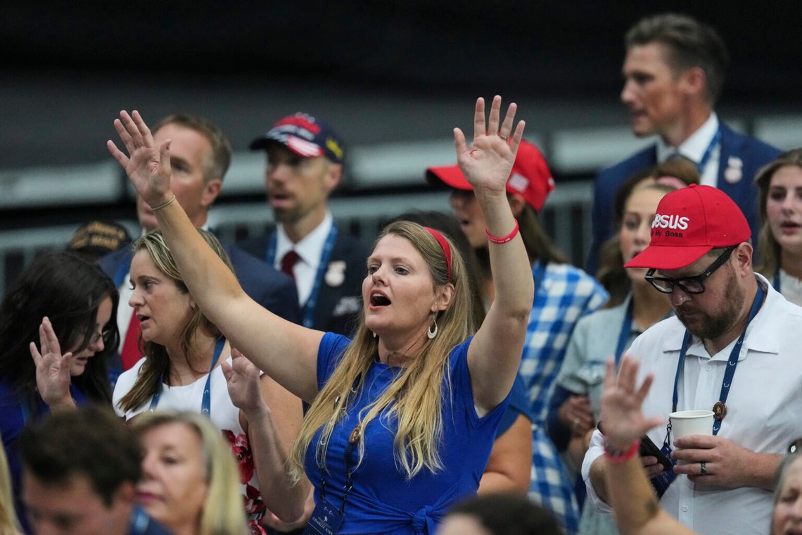 En kvinna lyssnar under en lovsång före början av en minnesgudstjänst för den konservative aktivisten Charlie Kirk, söndagen den 21 september 2025, på State Farm Stadium i Glendale, Arizona. Foto: Ross D. Franklin/AP Photo En kvinna lyssnar under en lovsång före början av en minnesgudstjänst för den konservative aktivisten Charlie Kirk, söndagen den 21 september 2025, på State Farm Stadium i Glendale, Arizona. Foto: Ross D. Franklin/AP Photo