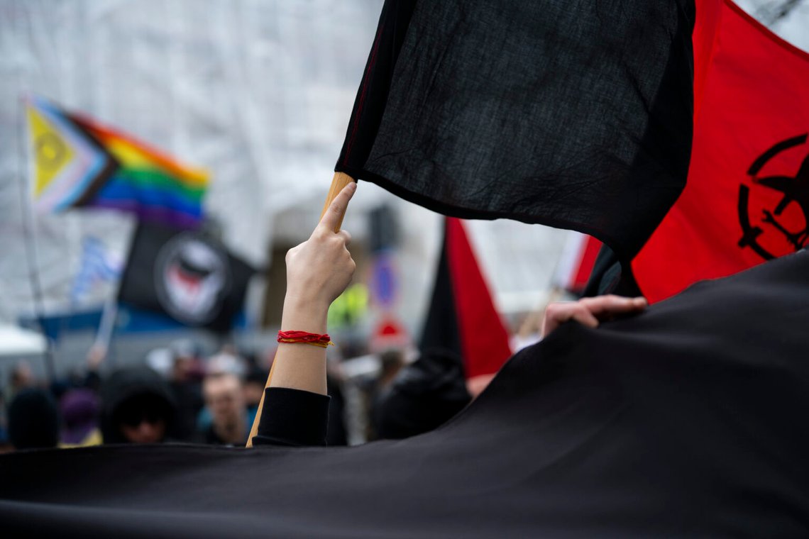 Hundratals antifascistiska aktivister samlas i Ungerns huvudstad Budapest, lördagen den 10 februari 2024. Foto: Denes Erdos/AP Photo Hundratals antifascistiska aktivister samlas i Ungerns huvudstad Budapest, lördagen den 10 februari 2024. Foto: Denes Erdos/AP Photo