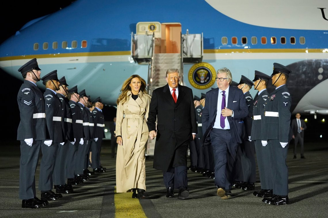 President Donald Trump och första damen Melania Trump hälsas av Viscount Hood, hovmästare, i mitten, till höger, när de anländer till Stansted Airport nära London, tisdagen den 16 september 2025. Foto: Evan Vucci/AP Photo President Donald Trump och första damen Melania Trump hälsas av Viscount Hood, hovmästare, i mitten, till höger, när de anländer till Stansted Airport nära London, tisdagen den 16 september 2025. Foto: Evan Vucci/AP Photo
