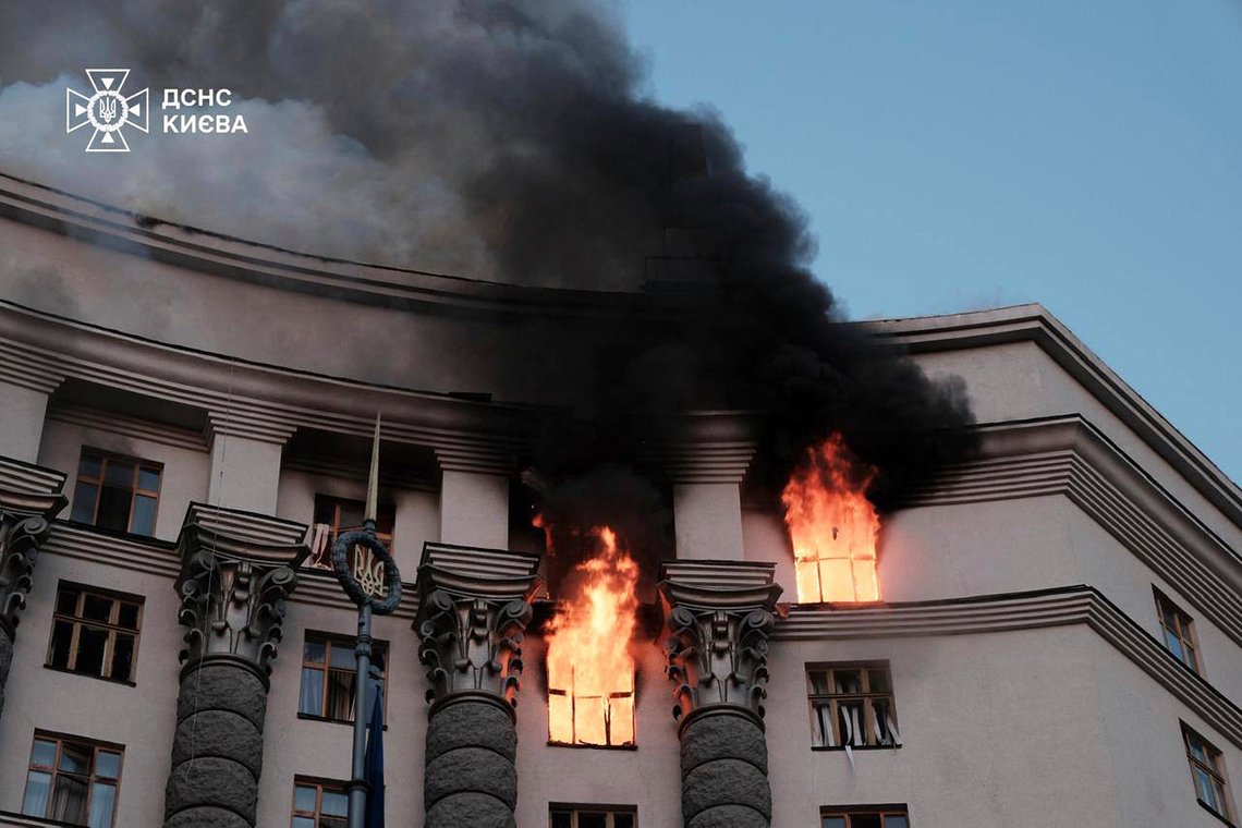 På den här bilden från den ukrainska räddningstjänsten stiger rök upp från en brand i ministerkabinettets byggnad efter en rysk attack i Kiev, Ukraina, söndagen den 7 september 2025. Foto: Ukrainska räddningstjänsten via AP På den här bilden från den ukrainska räddningstjänsten stiger rök upp från en brand i ministerkabinettets byggnad efter en rysk attack i Kiev, Ukraina, söndagen den 7 september 2025. Foto: Ukrainska räddningstjänsten via AP