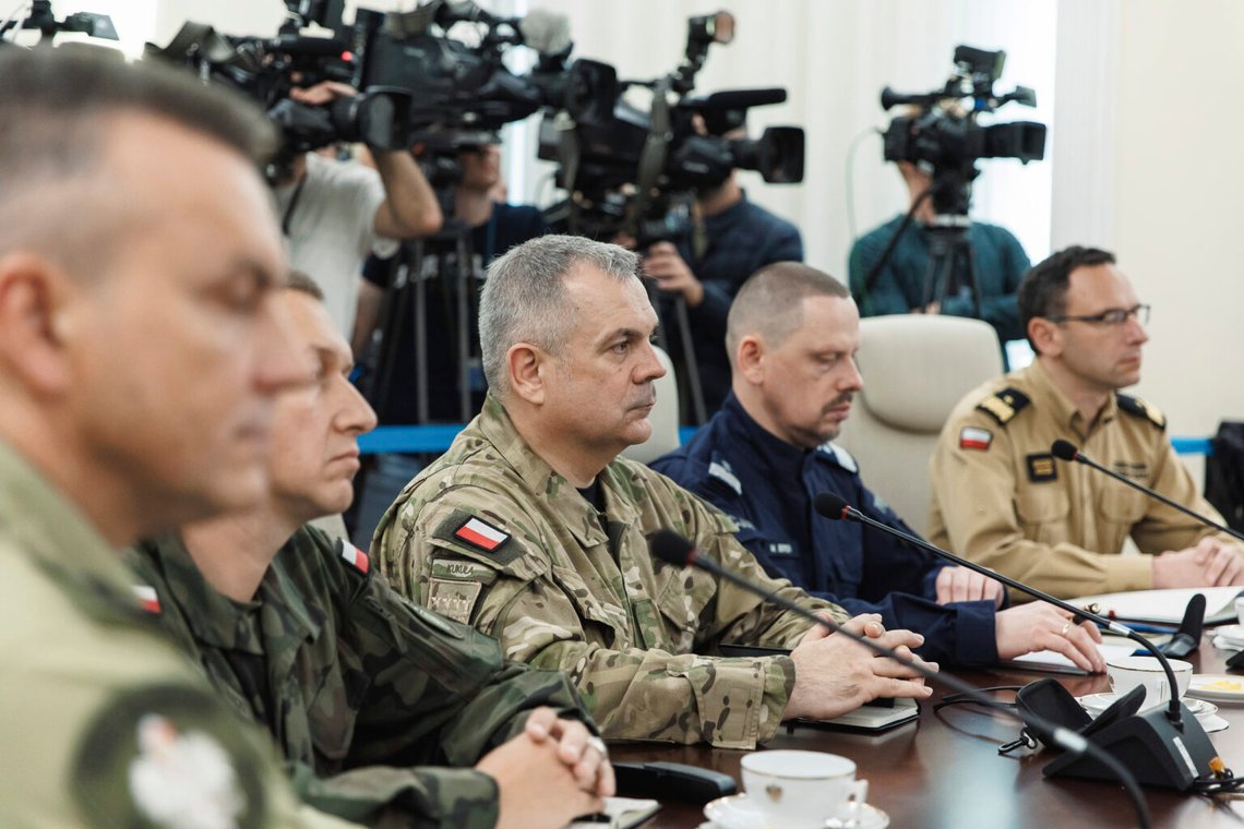 General Wieslaw Kukula, i mitten, chef för den polska generalstaben under ett extra regeringsmöte i premiärministerns kansli, efter kränkningar av polskt luftrum under en rysk attack. I Warszawa, Polen, onsdagen den 10 september 2025. Foto: Polens premiärministers kansli via AP General Wieslaw Kukula, i mitten, chef för den polska generalstaben under ett extra regeringsmöte i premiärministerns kansli, efter kränkningar av polskt luftrum under en rysk attack. I Warszawa, Polen, onsdagen den 10 september 2025. Foto: Polens premiärministers kansli via AP