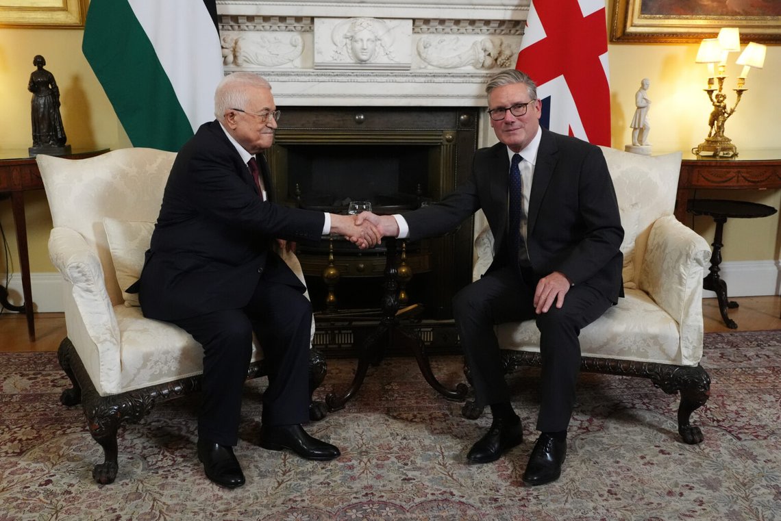 Storbritanniens premiärminister Keir Starmer välkomnar den palestinske presidenten Mahmoud Abbas till Downing Street den 8 september 2025. Foto: Jonathan Brady / Pool via AP / NTB. Storbritanniens premiärminister Keir Starmer välkomnar den palestinske presidenten Mahmoud Abbas till Downing Street den 8 september 2025. Foto: Jonathan Brady / Pool via AP / NTB.