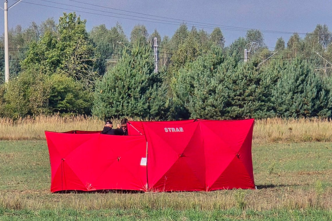 Brandmän säkrar delar av en skadad drönare som sköts ner av polska myndigheter på en plats i Czosnowka nära Biala Podlaska, Polen. Foto: Piotr Pyrkosz/AP/NTB Brandmän säkrar delar av en skadad drönare som sköts ner av polska myndigheter på en plats i Czosnowka nära Biala Podlaska, Polen. Foto: Piotr Pyrkosz/AP/NTB