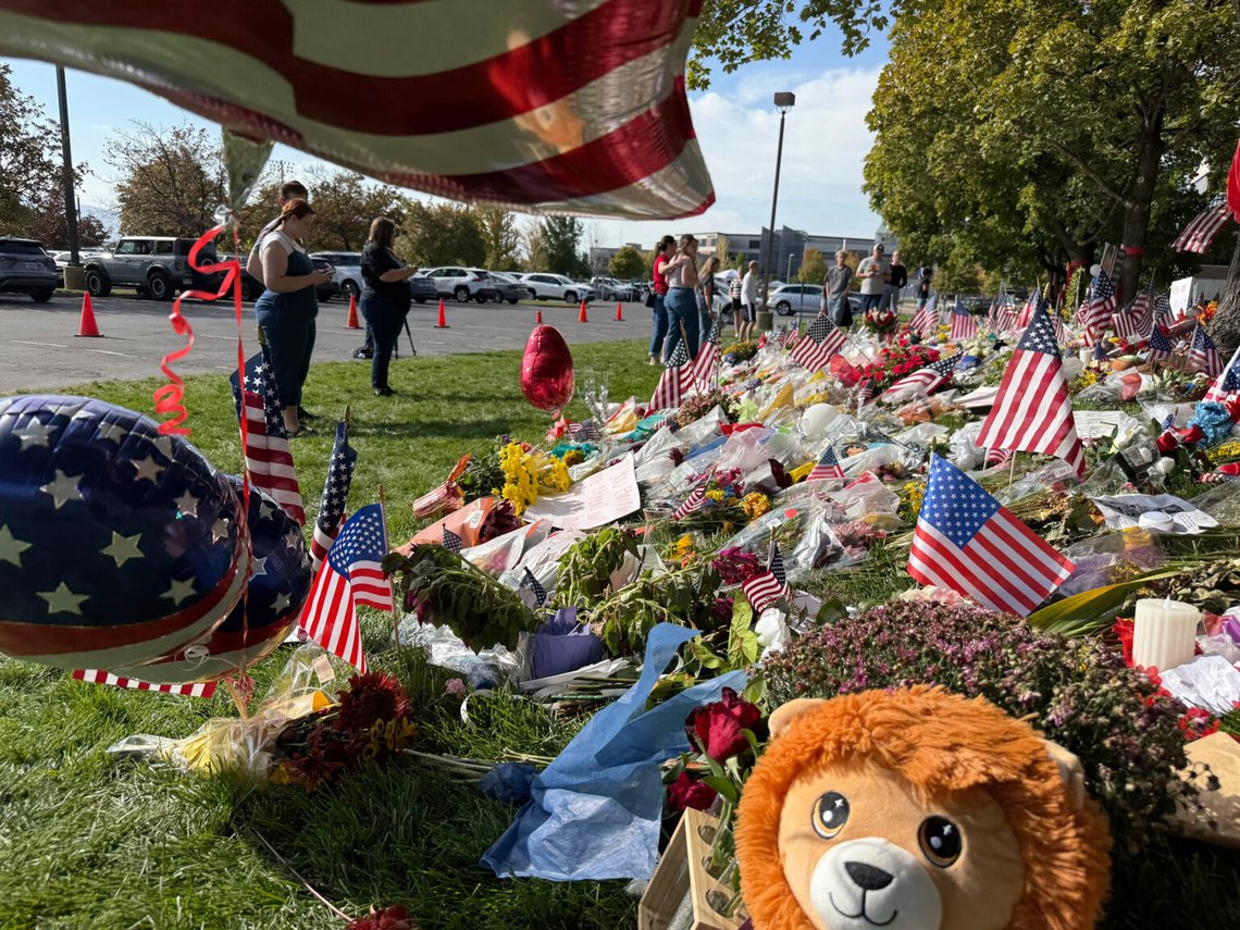 Människor tar med sig blommor och skriver meddelanden med krita vid en minnesstund för Charlie Kirk vid Utah Valley University, måndagen den 15 september 2025, i Orem, Utah. Foto: Jesse Bedayn/AP/NTB Människor tar med sig blommor och skriver meddelanden med krita vid en minnesstund för Charlie Kirk vid Utah Valley University, måndagen den 15 september 2025, i Orem, Utah. Foto: Jesse Bedayn/AP/NTB