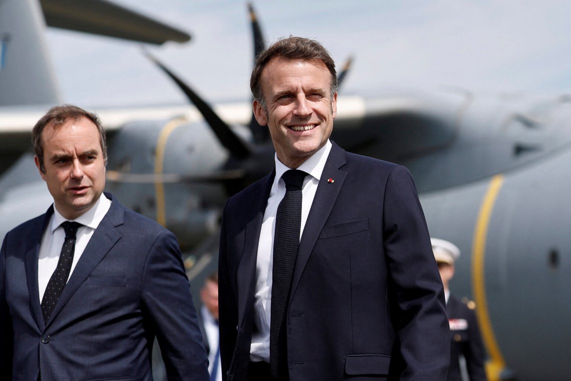 TV:n Sebastien Lecornu, med Emmanuel Macron. Foto: Benoit Tessier / AP / NTB. TV:n Sebastien Lecornu, med Emmanuel Macron. Foto: Benoit Tessier / AP / NTB.