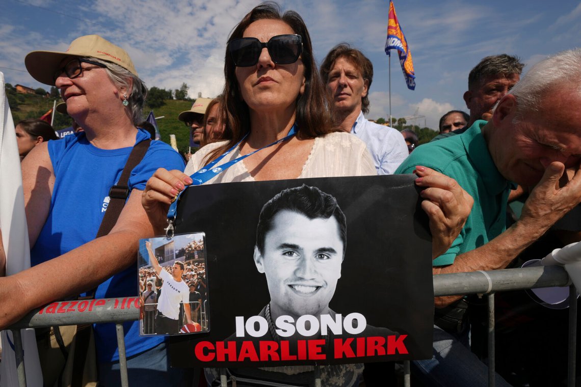 Jag är Charlie Kirk, står det på italienska på den här affischen. Bilden togs under en minnesgudstjänst på söndagen för Kirk i Pontida, i provinsen Bergamo norr om Milano. Foto: AP /Antonio Calanni/ NTB Jag är Charlie Kirk, står det på italienska på den här affischen. Bilden togs under en minnesgudstjänst på söndagen för Kirk i Pontida, i provinsen Bergamo norr om Milano. Foto: AP /Antonio Calanni/ NTB