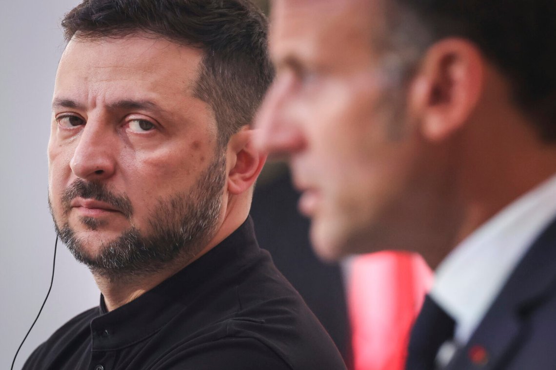 Ukrainas president Volodymyr Zelenskyj tittar på Frankrikes president Emmanuel Macron när han håller ett tal efter ett toppmöte om Ukraina i Élyséepalatset i Paris, Frankrike, 4 september 2025. Foto: Ludovic Marin/ Pool Foto via AP Ukrainas president Volodymyr Zelenskyj tittar på Frankrikes president Emmanuel Macron när han håller ett tal efter ett toppmöte om Ukraina i Élyséepalatset i Paris, Frankrike, 4 september 2025. Foto: Ludovic Marin/ Pool Foto via AP