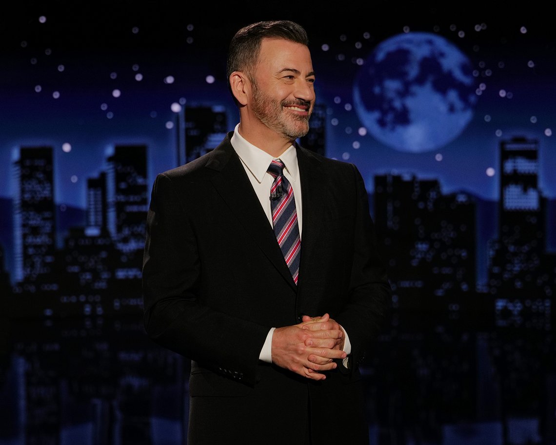 Jimmy Kimmel var tillbaka på skärmen i sin talkshow i Los Angeles på tisdagskvällen. Foto: Randy Holmes / Disney / AP / NTB Jimmy Kimmel var tillbaka på skärmen i sin talkshow i Los Angeles på tisdagskvällen. Foto: Randy Holmes / Disney / AP / NTB