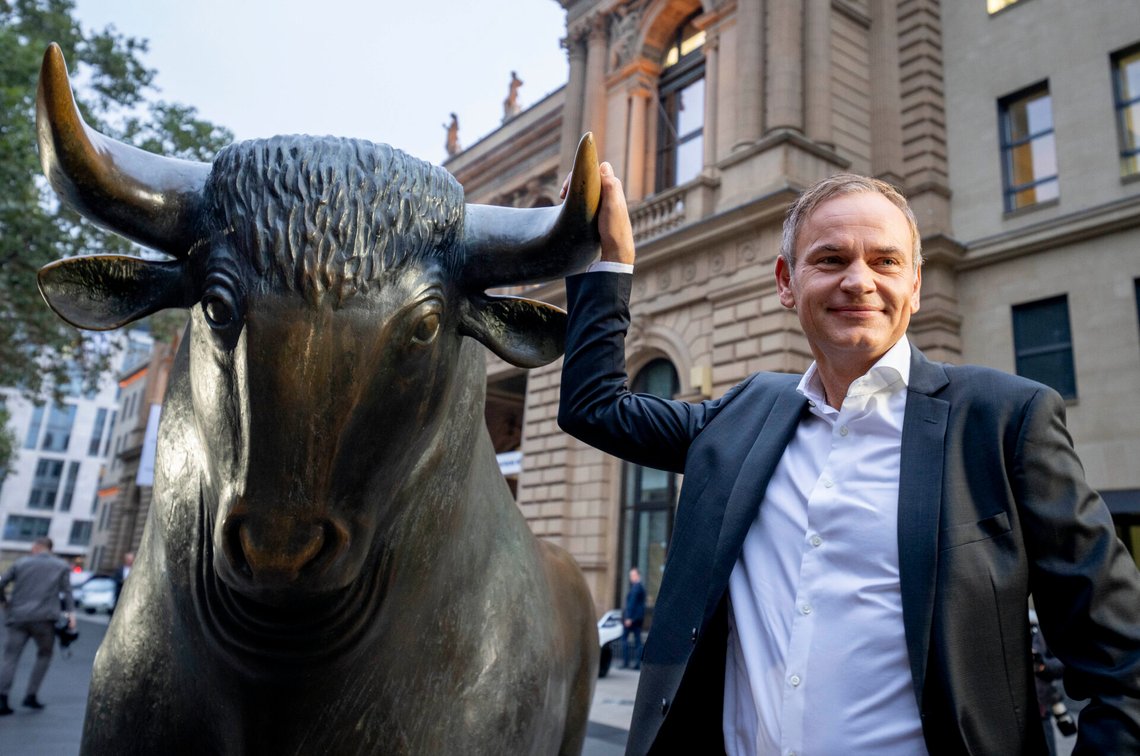 Oliver Blume, vd för Volkswagen och Porsche, på Wall Street under bättre tider. Nu har biltillverkaren det svårt på grund av svag efterfrågan på elbilar. Foto: AP/Michael Probst/NTB Oliver Blume, vd för Volkswagen och Porsche, på Wall Street under bättre tider. Nu har biltillverkaren det svårt på grund av svag efterfrågan på elbilar. Foto: AP/Michael Probst/NTB