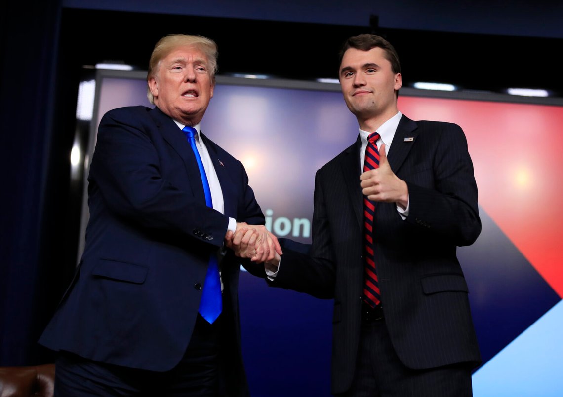 Foto på Donald Trump och Charlie Kirk taget 2018. På torsdagen meddelade presidenten att Kirk skulle tilldelas Presidentens frihetsmedalj. Filfoto: AP / NTB Foto på Donald Trump och Charlie Kirk taget 2018. På torsdagen meddelade presidenten att Kirk skulle tilldelas Presidentens frihetsmedalj. Filfoto: AP / NTB