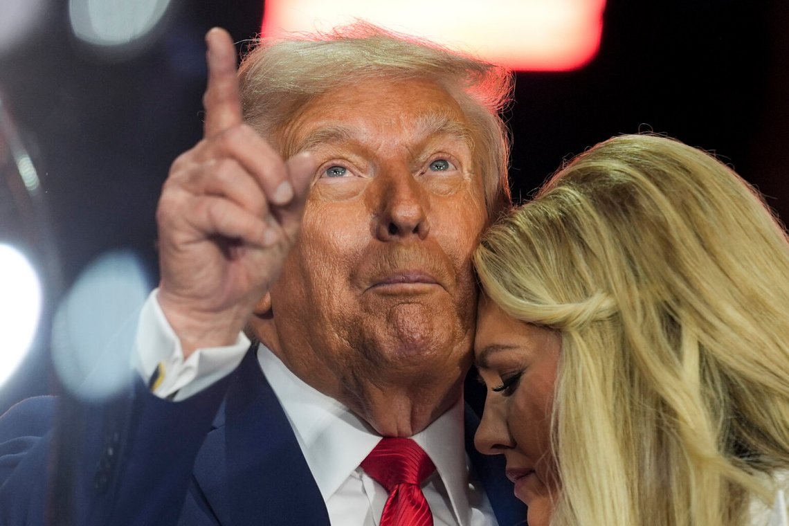 President Donald Trump kramar Erika Kirk vid slutet av en minnesceremoni för hennes make, den konservative aktivisten Charlie Kirk, söndagen den 21 september 2025 på State Farm Stadium i Glendale, Arizona. Foto: Julia Demaree Nikhinson/AP Photo President Donald Trump kramar Erika Kirk vid slutet av en minnesceremoni för hennes make, den konservative aktivisten Charlie Kirk, söndagen den 21 september 2025 på State Farm Stadium i Glendale, Arizona. Foto: Julia Demaree Nikhinson/AP Photo