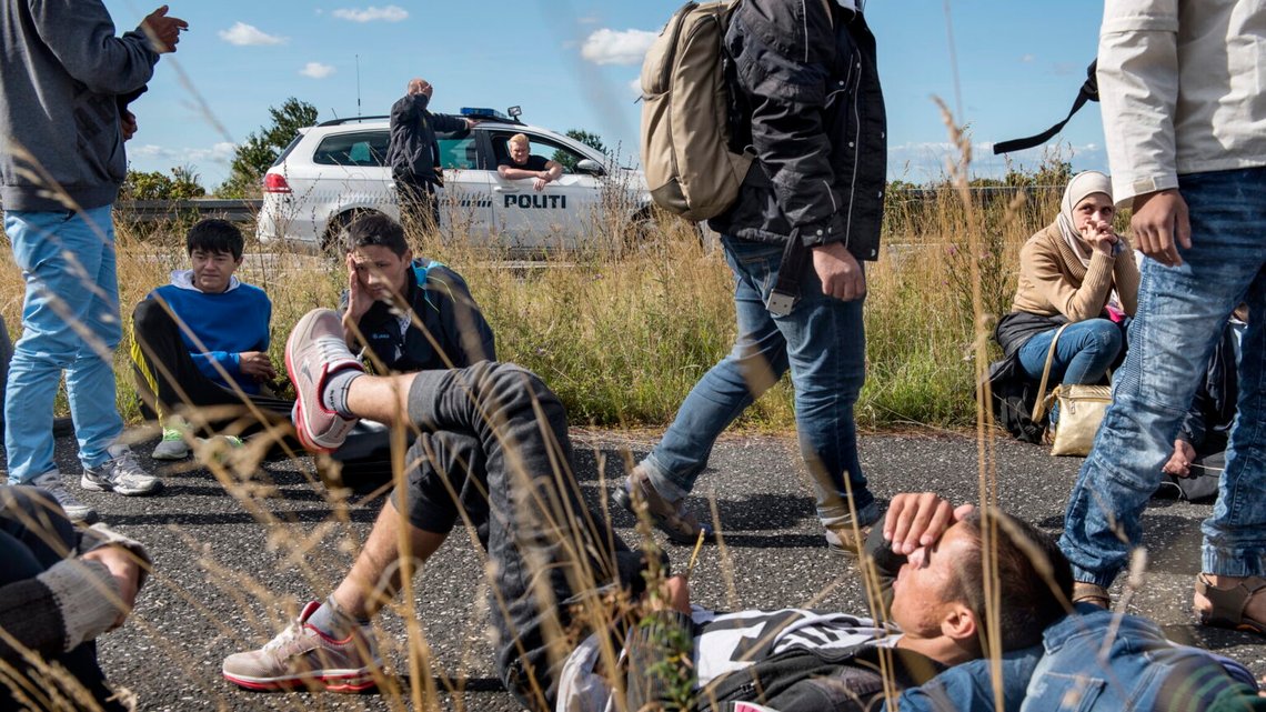 En grupp migranter, många av dem från Syrien, hittas längs en motorväg i Danmark den 7 september 2015. Foto: Bax Lindhardt / Ritzau Scanpix via NTB. En grupp migranter, många av dem från Syrien, hittas längs en motorväg i Danmark den 7 september 2015. Foto: Bax Lindhardt / Ritzau Scanpix via NTB.