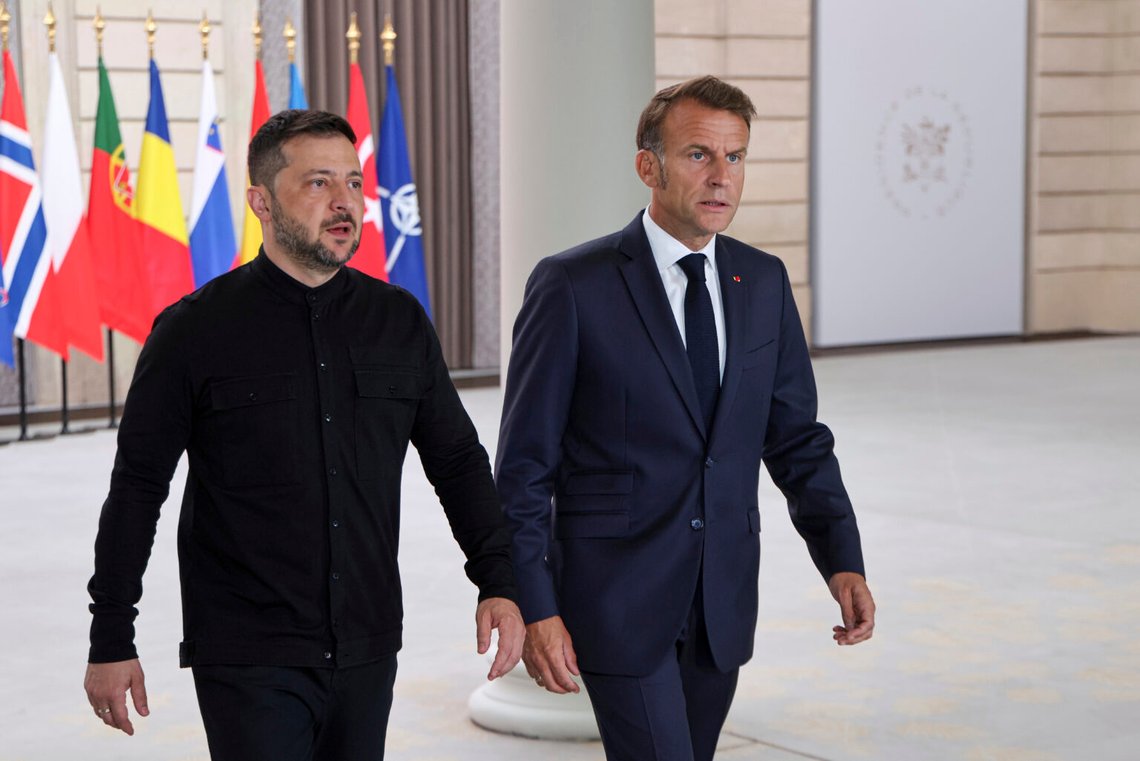 Frankrikes president Emmanuel Macron verkar mer bekymrad över Zelenskyj och Ukraina än de människor som faktiskt valde honom. Detta gäller inte bara Macron, utan stora delar av Europas politiska maffia. Foto: Ludovic Marin / AP / NTB Frankrikes president Emmanuel Macron verkar mer bekymrad över Zelenskyj och Ukraina än de människor som faktiskt valde honom. Detta gäller inte bara Macron, utan stora delar av Europas politiska maffia. Foto: Ludovic Marin / AP / NTB