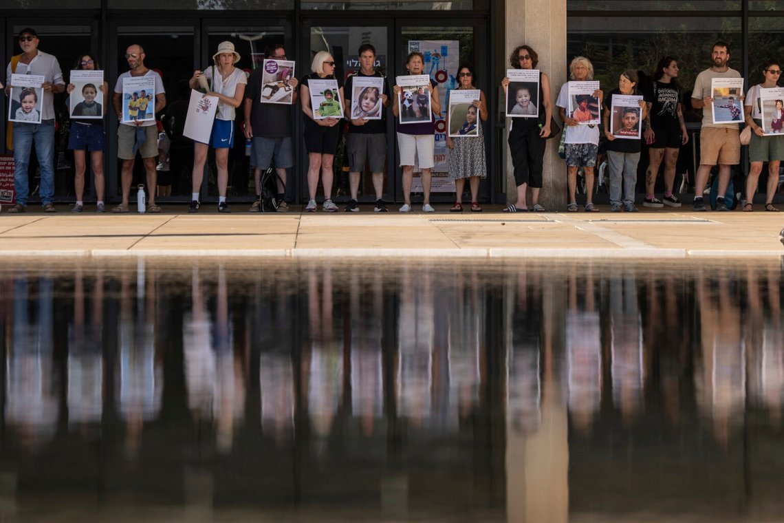 Människor håller foton på palestinska barn som dödats under israeliska flyg- och markoperationer i Gazaremsan, där de kräver ett slut på kriget och ett slut på svälten bland palestinier, under en protest i Tel Aviv, Israel, den 23 augusti 2025. Foto: Maya Levin/AP Photo Människor håller foton på palestinska barn som dödats under israeliska flyg- och markoperationer i Gazaremsan, där de kräver ett slut på kriget och ett slut på svälten bland palestinier, under en protest i Tel Aviv, Israel, den 23 augusti 2025. Foto: Maya Levin/AP Photo
