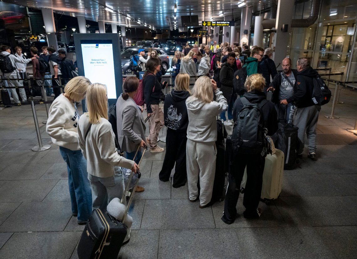 Växande köer för taxibilar när flyg landar på Kastrup på måndag kväll. På måndag kväll, strax efter klockan 21, kunde inga flyg landa eller lyfta på Köpenhamns flygplats. Orsaken var två till tre oidentifierade drönare i området. Foto: Johan Nilsson / TT / Kod 50090 Växande köer för taxibilar när flyg landar på Kastrup på måndag kväll. På måndag kväll, strax efter klockan 21, kunde inga flyg landa eller lyfta på Köpenhamns flygplats. Orsaken var två till tre oidentifierade drönare i området. Foto: Johan Nilsson / TT / Kod 50090