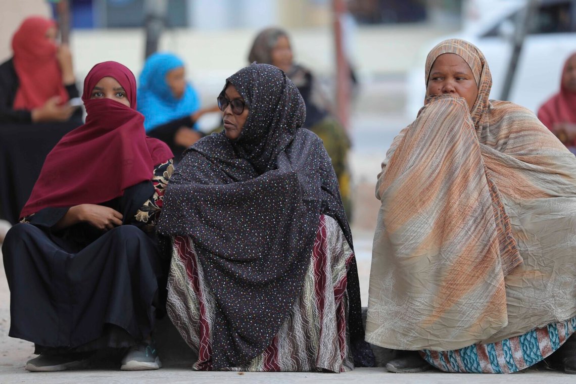 Kvinnor sitter ner på golvet medan de väntar på att avge sin röst under presidentvalet i Somaliland 2024, vid en vallokal i Hargeisa, Somaliland, den 13 november 2024. Foto: Abdirahman Aleeli/AP Photo Kvinnor sitter ner på golvet medan de väntar på att avge sin röst under presidentvalet i Somaliland 2024, vid en vallokal i Hargeisa, Somaliland, den 13 november 2024. Foto: Abdirahman Aleeli/AP Photo