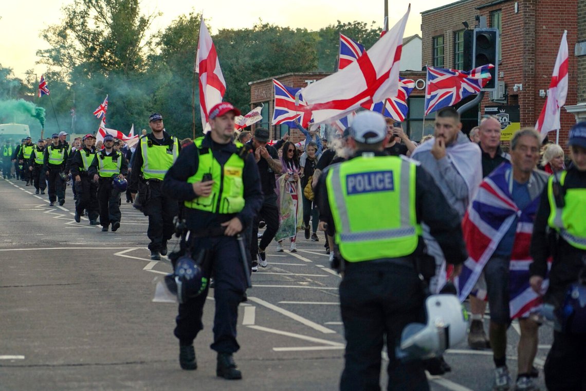 Poliser eskorterar demonstranter nära Bell Hotel i Epping, Essex. Demonstranterna utgör inget hot, men polisen måste skydda brittiska demonstranter från vänsterorienterade motdemonstranter som förs in på bussar. Foto: Alberto Pezzali/ AP/ NTB Poliser eskorterar demonstranter nära Bell Hotel i Epping, Essex. Demonstranterna utgör inget hot, men polisen måste skydda brittiska demonstranter från vänsterorienterade motdemonstranter som förs in på bussar. Foto: Alberto Pezzali/ AP/ NTB