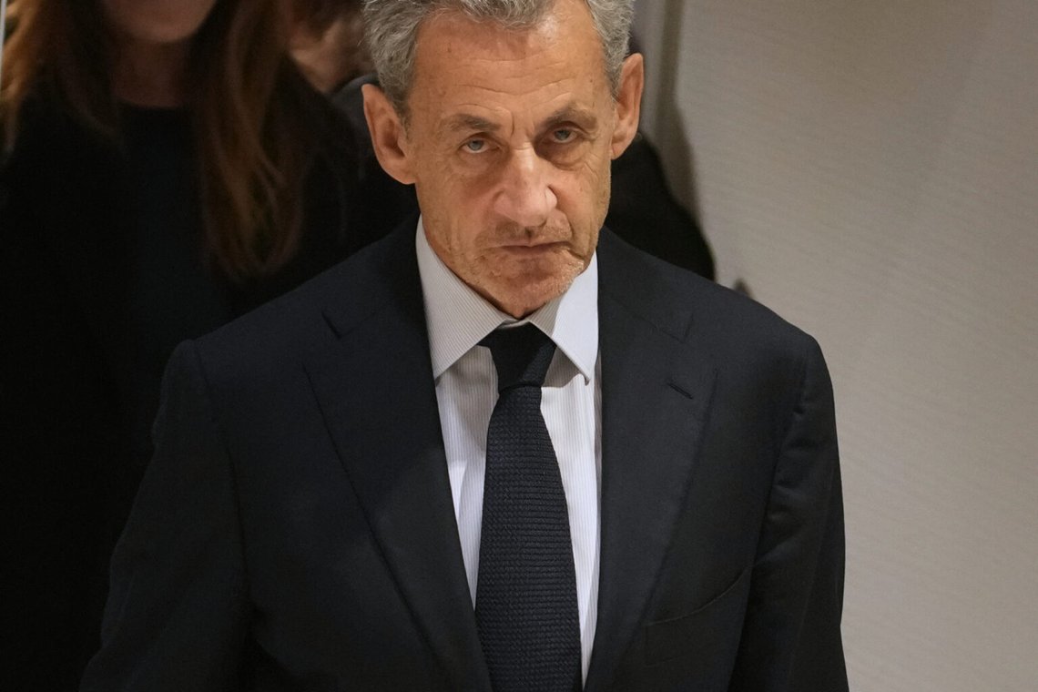 Förre Frankrikes president Nicolas Sarkozy lämnar efter att en domstol i Paris dömt honom till fem års fängelse efter att ha befunnit honom skyldig till kriminell konspiration i en påstådd plan för att finansiera hans kampanj 2007 med medel från Libyen, torsdagen den 25 september 2025 i Paris. Foto: Christophe Ena/AP Photo Förre Frankrikes president Nicolas Sarkozy lämnar efter att en domstol i Paris dömt honom till fem års fängelse efter att ha befunnit honom skyldig till kriminell konspiration i en påstådd plan för att finansiera hans kampanj 2007 med medel från Libyen, torsdagen den 25 september 2025 i Paris. Foto: Christophe Ena/AP Photo