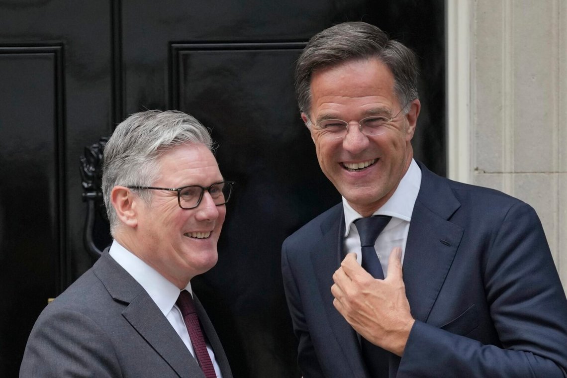 Storbritanniens premiärminister Keir Starmer, till vänster, samtalar med NATO:s generalsekreterare Mark Rutte före ett möte på Downing Street 10 i London, tisdagen den 9 september 2025. Foto: Kin Cheung/AP Photo Storbritanniens premiärminister Keir Starmer, till vänster, samtalar med NATO:s generalsekreterare Mark Rutte före ett möte på Downing Street 10 i London, tisdagen den 9 september 2025. Foto: Kin Cheung/AP Photo