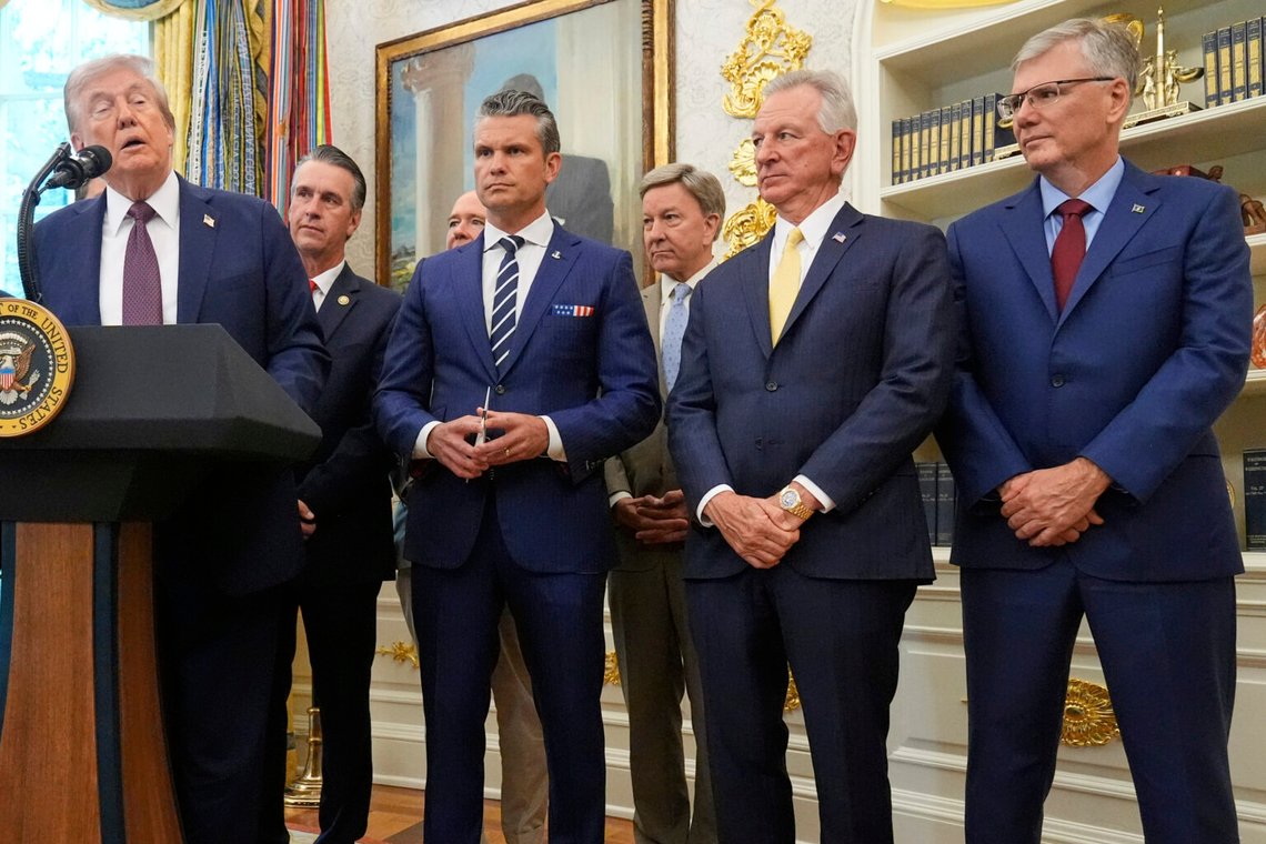 President Donald Trump talar under ett evenemang om flytten av USA:s rymdkommandos högkvarter från Colorado till Alabama i Vita husets ovala rum, 2 september 2025, i Washington, medan flygvapnets sekreterare Troy Meink, till höger, senator Tommy Tuberville, republikan från Alabama, och försvarsminister Pete Hegseth lyssnade. Foto: Mark Schiefelbein/AP Photo President Donald Trump talar under ett evenemang om flytten av USA:s rymdkommandos högkvarter från Colorado till Alabama i Vita husets ovala rum, 2 september 2025, i Washington, medan flygvapnets sekreterare Troy Meink, till höger, senator Tommy Tuberville, republikan från Alabama, och försvarsminister Pete Hegseth lyssnade. Foto: Mark Schiefelbein/AP Photo