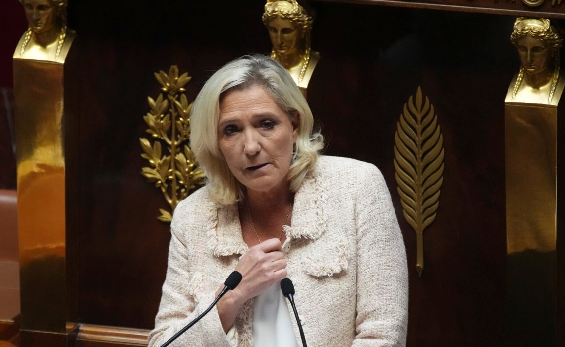 Marine Le Pen har tidigare försökt bli Frankrikes president tre gånger och är fortfarande presidentkandidat för Rassemblement National, även om hon är avstängd från fransk politik i fem år till följd av en fällande dom. Ett överklagandemål kommer att tas upp i domstol i januari. Foto: Christophe Ena / AP / NTB Marine Le Pen har tidigare försökt bli Frankrikes president tre gånger och är fortfarande presidentkandidat för Rassemblement National, även om hon är avstängd från fransk politik i fem år till följd av en fällande dom. Ett överklagandemål kommer att tas upp i domstol i januari. Foto: Christophe Ena / AP / NTB