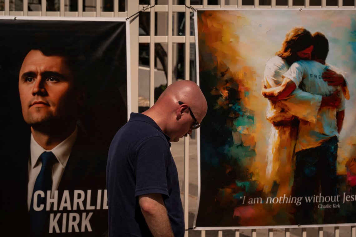 Alexander von Ebbe besöker ett provisoriskt minnesmärke som rests vid Turning Point USA:s högkvarter för Charlie Kirk i Phoenix, lördagen den 20 september 2025. Foto: Jae C. Hong/AP Photo Alexander von Ebbe besöker ett provisoriskt minnesmärke som rests vid Turning Point USA:s högkvarter för Charlie Kirk i Phoenix, lördagen den 20 september 2025. Foto: Jae C. Hong/AP Photo