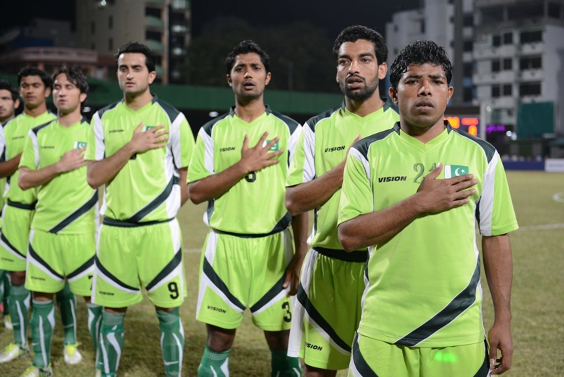 Det här är riktiga pakistanska fotbollsspelare under en vänskapsmatch mot Maldiverna. Foto: Presidentens kansli, Maldiverna CC BY 4.0 Det här är riktiga pakistanska fotbollsspelare under en vänskapsmatch mot Maldiverna. Foto: Presidentens kansli, Maldiverna CC BY 4.0