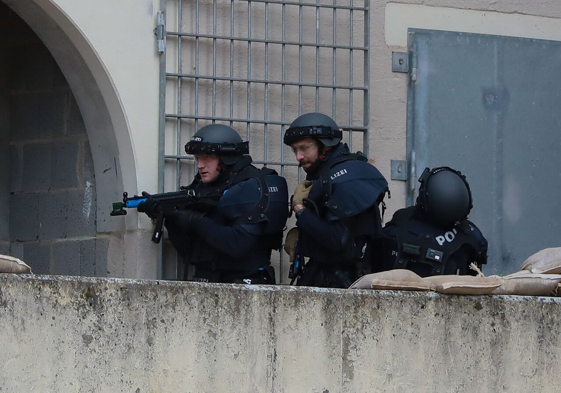Regensburg Polizei förbereder sig för att storma en byggnad under en simulerad gisslanövning. Foto: U.S. Army foto av Sgt. Rebecca Call Regensburg Polizei förbereder sig för att storma en byggnad under en simulerad gisslanövning. Foto: U.S. Army foto av Sgt. Rebecca Call