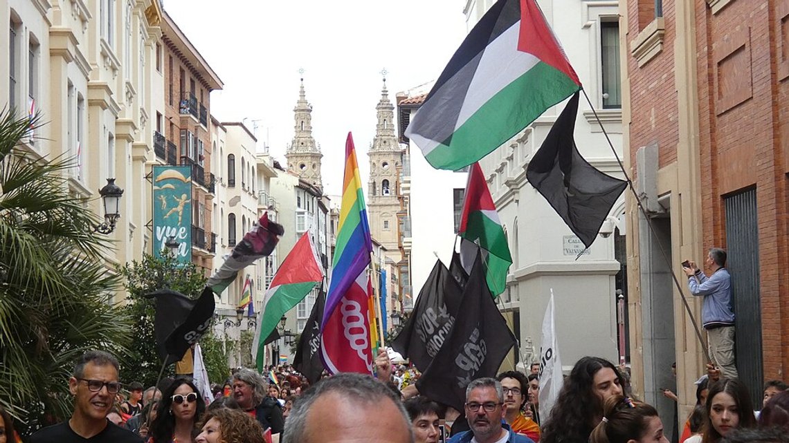 Människor demonstrerar för Palestina under en Pride-marsch i Logroño, Spanien den 29 juni 2024. Foto: Artistosteles / Wikimedia Commons (cc by 4.0). Människor demonstrerar för Palestina under en Pride-marsch i Logroño, Spanien den 29 juni 2024. Foto: Artistosteles / Wikimedia Commons (cc by 4.0).