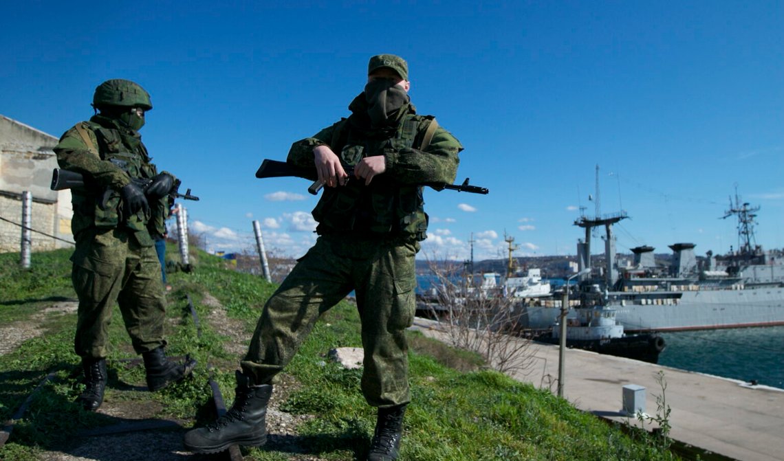 Ryska soldater på vakt i hamnen i Sevastopol på Krimhalvön före Ukrainakriget. Foto: AP / NTB. Ryska soldater på vakt i hamnen i Sevastopol på Krimhalvön före Ukrainakriget. Foto: AP / NTB.