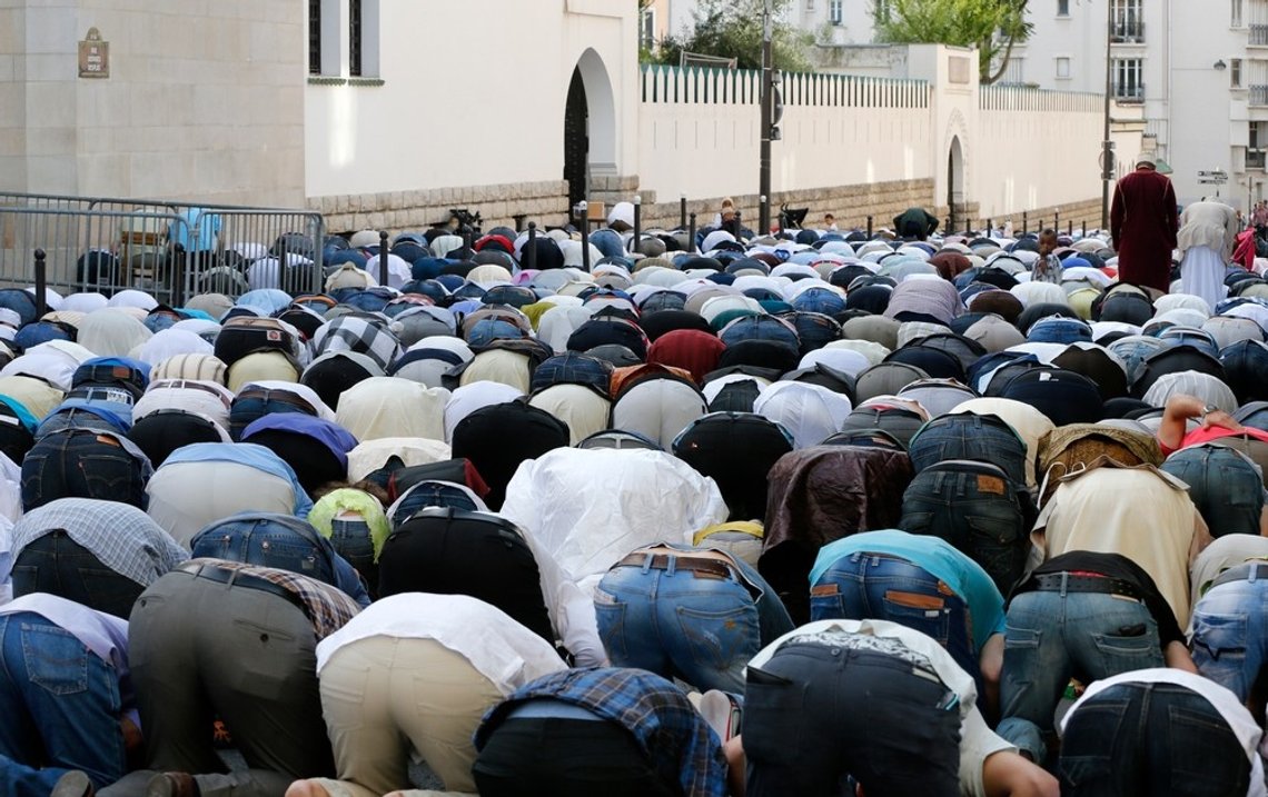 Muslimer ber utanför Stora moskén i Paris under Eid el-Fitr-festivalen i Frankrike. Foto: Shutterstock. Muslimer ber utanför Stora moskén i Paris under Eid el-Fitr-festivalen i Frankrike. Foto: Shutterstock.
